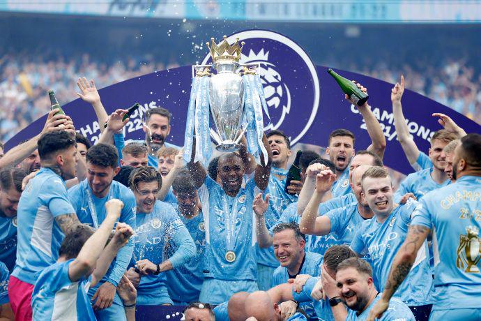 中超俱乐部欠薪问题严峻，准入审核难度大，职业化进程仍不完善。（中超俱乐部欠薪矛盾突出，准入审核挑战加剧，职业化体系尚不健全）