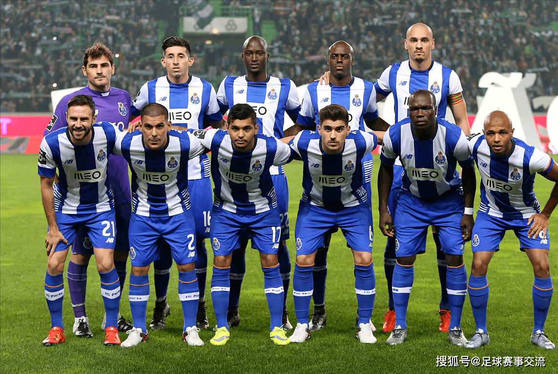 足球国足公开训练吸引千名球迷现场加油（国足公开训练吸引上千球迷到场助威）