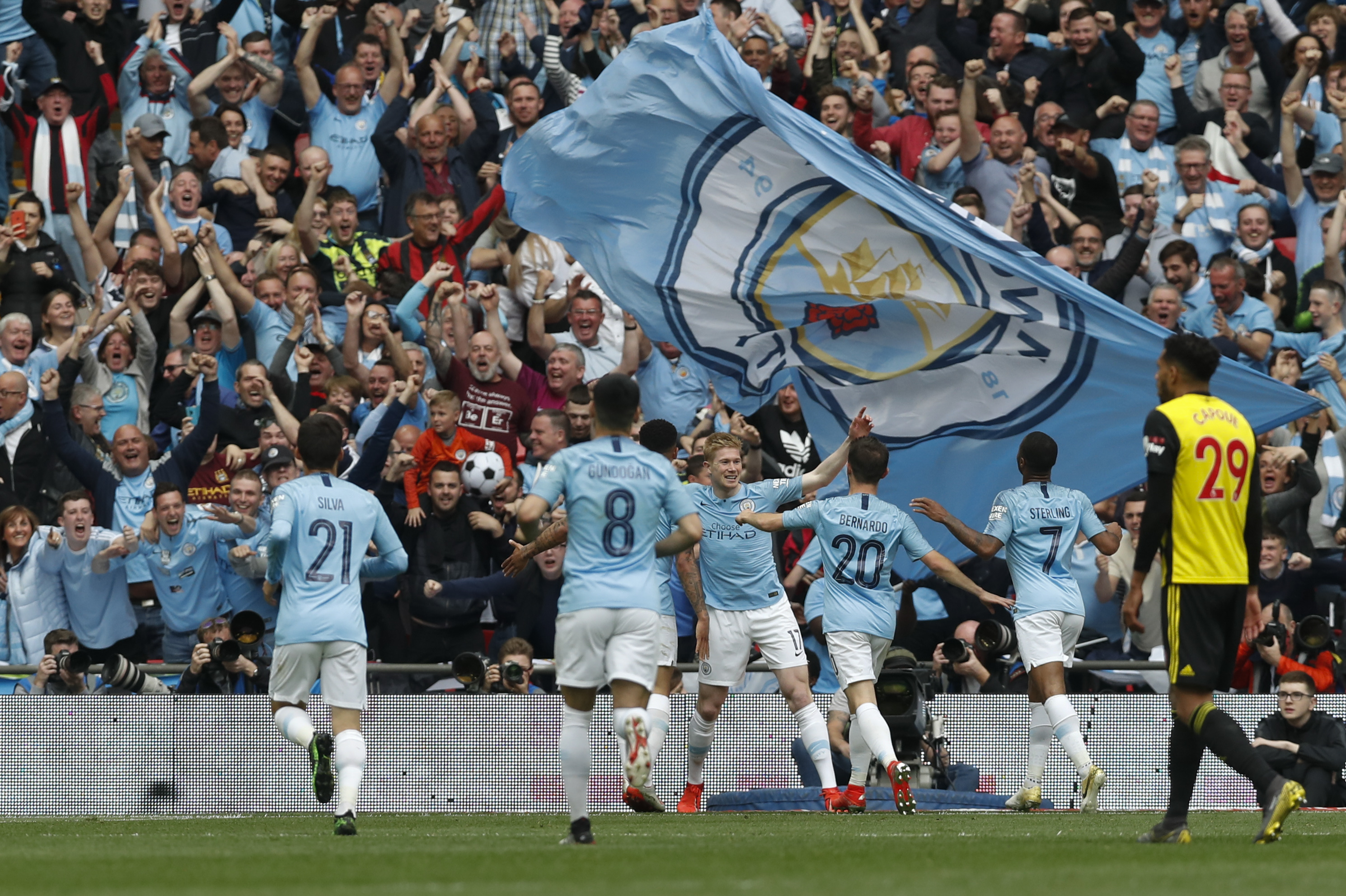 利物浦遭重击！伊萨克伤退疑似腿部骨折，或缺席数月（利物浦重创！伊萨克伤退疑似腿部骨折，恐缺阵数月）