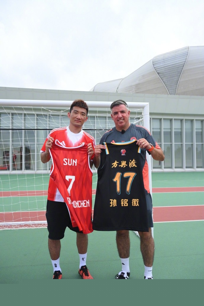 太阳报：52岁切尔西名宿马克莱莱担任环球小姐大赛评委